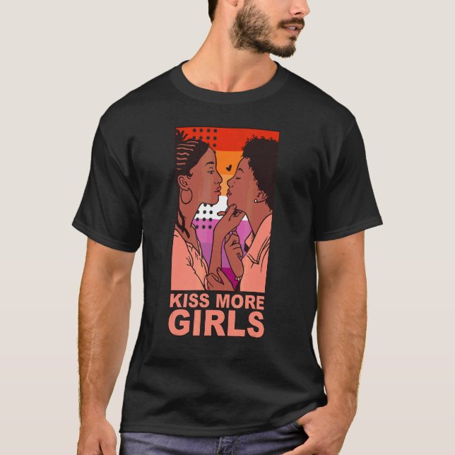 Kiss More Girls Black Lesbian Women Niedlich LGBT  T-Shirt (Vorderseite)