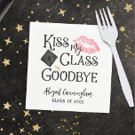 Kiss My Class Goodbye Funny Abschluss Serviette<br><div class="desc">Fantastische, personalisierte, kundenspezifische Papierservietten mit dem humorvollen Sprichwort KISS MY CLASS GOODBYE mit rosa Glanzlippen und Graduierenkappe oder Mörtelplatte. Alle Text- und Titelfarben können in eine Schulfarbe oder Party-Themenfarbe geändert werden. NAPKIN-OPTIONEN: Das Beispiel wird in der 6.5x6.5" Luncheon-Größe auf Weiß angezeigt. Andere Größen und Serviettenpapierfarben sind auf der Bestellseite verfügbar....</div>