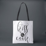 Kiss The Cook Modern Script Personalisiert<br><div class="desc">Moderne und individuell gestaltbare Totttasche mit modernem Kalligraphie- und Polka-Punktmuster. Personalisieren Sie diesen Totbeutel durch Hinzufügen eines Namens oder einer kurzen Phrase. Diese Offerte Tote Tasche wird als Geschenk perfekt. Küss den Koch!</div>