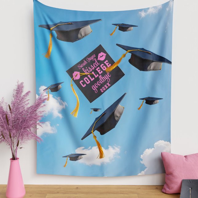 Kiss Uni - Hintergrund für die Abitur Wandteppich (Kissed college goodbye? Here's a fun backdrop wall tapestry for your Graduation Party)