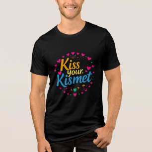 Kiss Your Kismet – Farbige Liebestypografie Tri-Blend Shirt