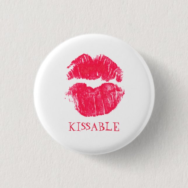Kissable Lips Red Lipstick Kisses Valentinstag Button (Vorderseite)