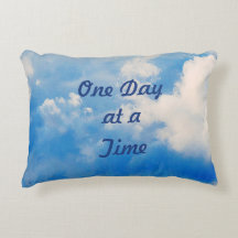 Kissen aus blauem Himmel mit weißen Wolken