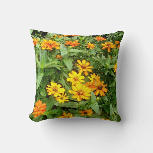 Kissen aus Gelb und Gold Zinnias Blume. (Vorderseite)
