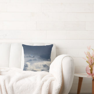 Kissen aus launischen, geschichteten Wolken