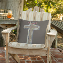 Kissen im Freien mit braunem Hintergrund