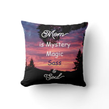 Kissen mit der Aufschrift 'Mom is Mystery, Magic,