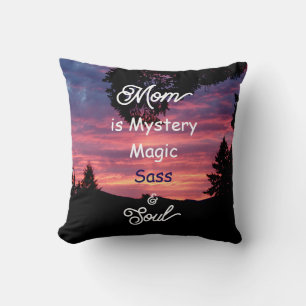 Kissen mit der Aufschrift 'Mom is Mystery, Magic,