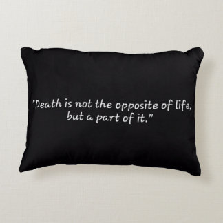 Kissen mit Löwendesign und Zitat