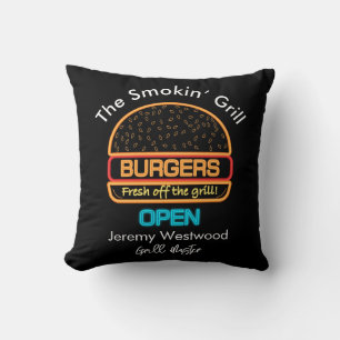 Kissen mit Schild 'Backyard Grill Master Burgers'