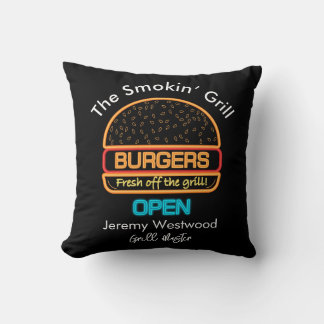 Kissen mit Schild 'Backyard Grill Master Burgers'