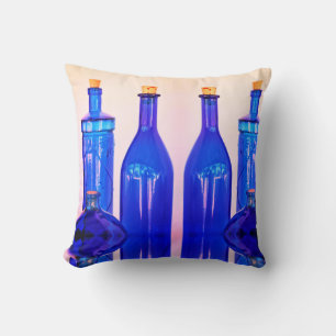 Kissen mit verschiedenen Formen blauer Flaschen mi