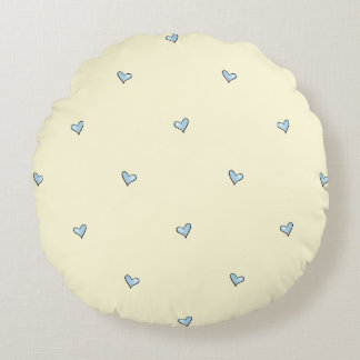 Kissenhülle mit kleinem blauen Herzprint für das K Rundes Kissen