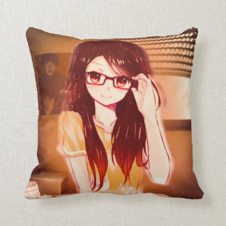 Kissenmädchen in ihrem lässigen Schlafzimmer Kissen