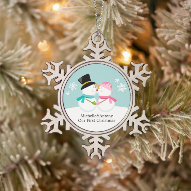 Kissing Snowmen Newlyweds Erste Weihnachten Schneeflocken Zinn-Ornament (Baum)