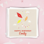 Kites Beige Kids Happy Birthday Party Serviette<br><div class="desc">Drachen in Sky Beige Beige Beige Happy Geburtstag Party Napkins. Niedliches Design mit drei Drachen in den Farben Rot,  Gelb und Orange. Die Drachen fliegen zwischen den Wolken am Himmel. Fügen Sie Ihren Namen hinzu und machen Sie süße personalisierte Geburtstagservietten für ein Mädchen oder einen Jungen.</div>