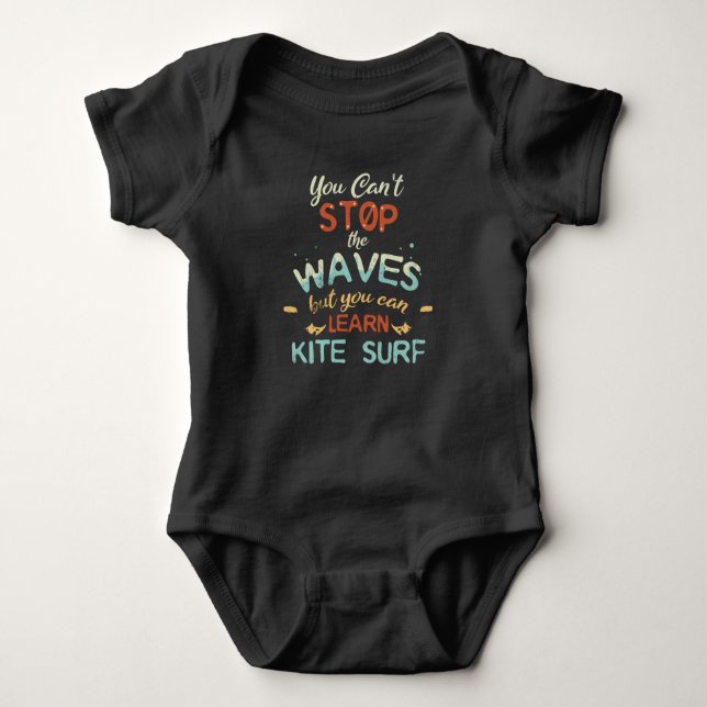Kitesurf Kitesurfen Stopp Waves Surfen Windsurfen Baby Strampler (Vorderseite)