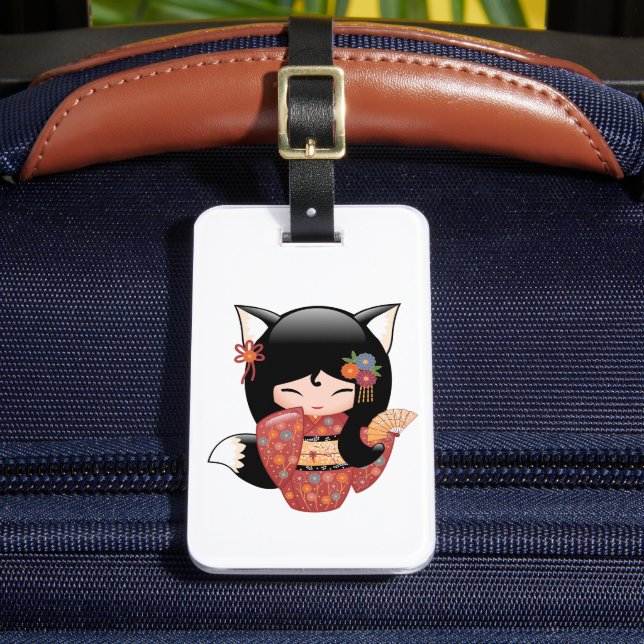Kitsune Kokeshi Doll - Black Fox Geisha Girl Gepäckanhänger (Vorderseite Insitu 2)