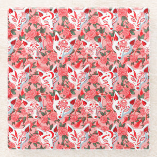 Kitsune Masken und blühende Kamelie auf rosa Glasuntersetzer