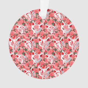 Kitsune Masken und blühende Kamelie auf rosa Ornament