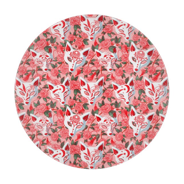 Kitsune Masken und blühende Kamelie auf rosa Schneidebrett (Vorderseite)