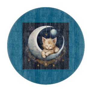 Kitten Asleep auf dem Crescent Moon Objekt Schneidebrett