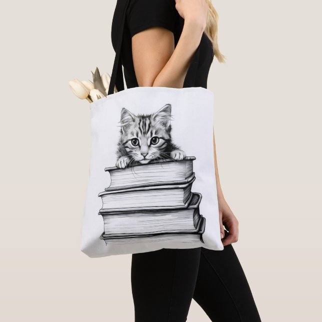 Kitten auf Büchern monochromatisch (Von Nahem)
