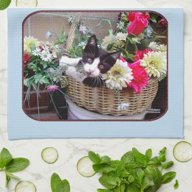 Kitten in a Basket Geschirrtuch (Gefaltet)