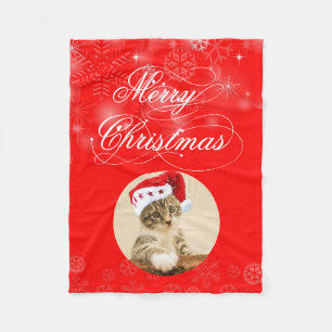 Kitten mit Red Hat Fleecedecke
