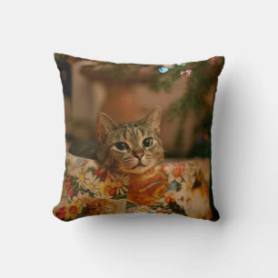 Kitten peeking hinter dem Christmas tree Kissen
