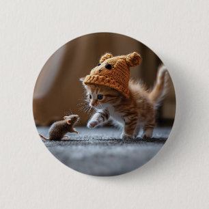 Kitten spielt mit einer kleinen Maus Button