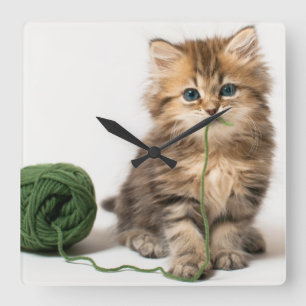 Kitten With Green Yarn Quadratische Wanduhr