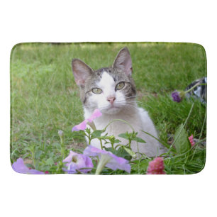 Kitty in der Petunias-Badematte Badematte