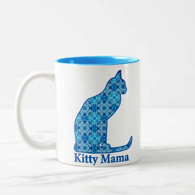 Kitty Mama sitzt Katze in Denim Blue Pattern Zweifarbige Tasse (Links)
