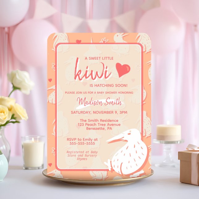 Kiwi Bird Bare Bottom Peach Baby Dusche Einladung (Cheeky kiwi bird baby shower invitation in playful peach tones for a fun, quirky celebration!)