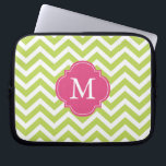Kiwi Green & Fuschia Zigzags Muster Monogram Laptopschutzhülle<br><div class="desc">Moderne und schicke Zickzack Streifen und Quatrefolien Monogramm-Design.</div>