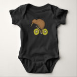 Kiwi-Reitfahrrad mit Kiwi-Rädern Baby Strampler<br><div class="desc">Kiwi-Reitfahrrad mit Kiwi-Rädern
Entwurfsillustration durch Mike joos…
Netz http://www.mikejoos.com</div>