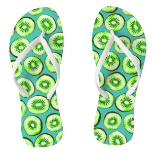 Kiwi-Scheiben auf Türkis Flip Flops