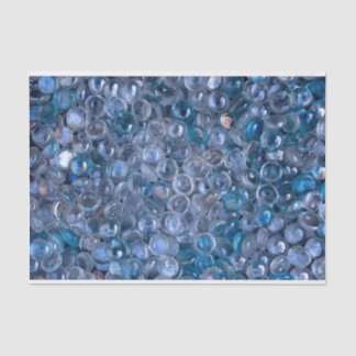 Klare und blaue Steinfarben aus Glas im Wasser Seidenpapier