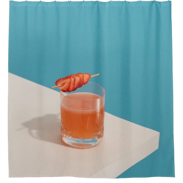 Klares Trinkglas mit brauner Flüssigkeit Duschvorhang (Vorderseite)