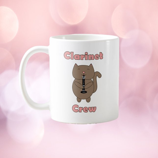 Klarinette Crew Katzenbraun rosa Kaffeetasse (A mug with a brown cat playing the clarinet and the words clarinet crew in pink.)