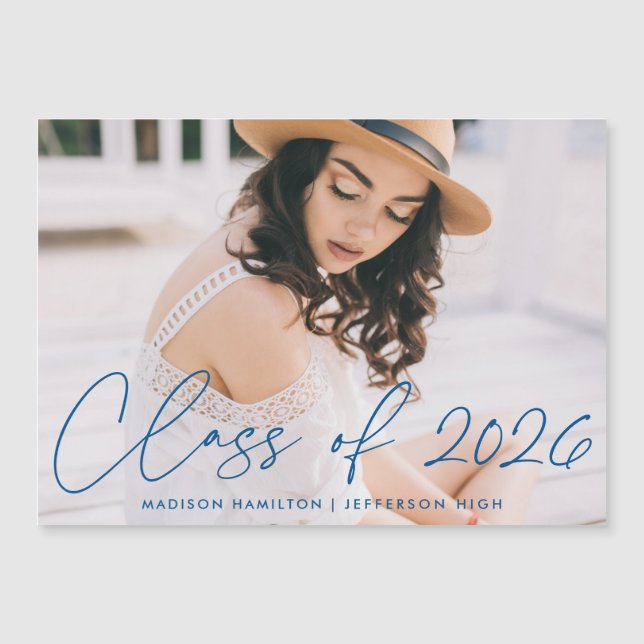 Klasse 2022 Moderner Blue Script Foto Abschluss Magneteinladung (Vorderseite)
