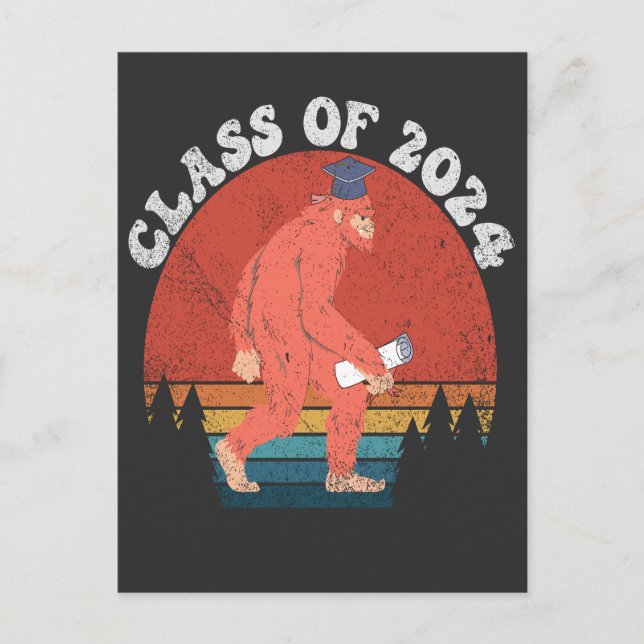 Klasse 2024 Funny Abschluss Bigfoot Retro Geschenk Ankündigungspostkarte (Vorderseite)