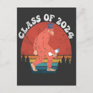 Klasse 2024 Funny Abschluss Bigfoot Retro Geschenk Einladungspostkarte