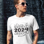 Klasse 2024 mit Namen T-Shirt<br><div class="desc">Mit diesem Zazzle-T - Shirt "Class of 2024" machen Sie sich bereit,  ein stilvolles Statement abzugeben! Dieses Tee,  das zur Feier Ihrer akademischen Reise konzipiert wurde,  ist ein Muss für alle zukunftsweisenden Absolventen und ist ideal,  um Ihren Klassenstolz auf all Ihre Abenteuer in der Oberstufe oder Uni zu zeigen</div>