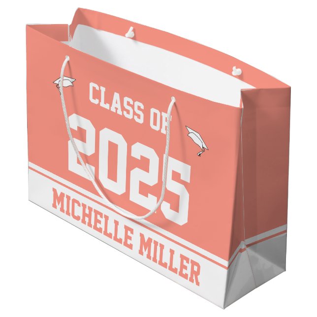 Klasse 2025 Graduate Name Peachy Pink und White Große Geschenktüte (Rückseite Schrägansicht)