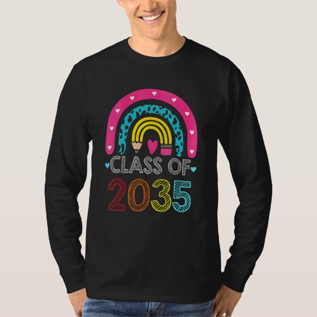 Klasse 2034 Rainbow Pink Graduate Preschool Art T-Shirt (Vorderseite)