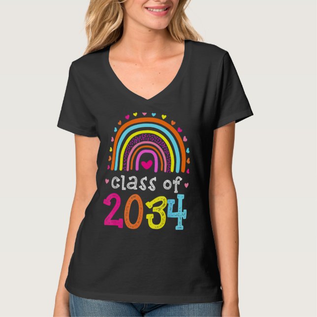 Klasse 2034 Rainbow Pink Graduate Preschool Art T-Shirt (Vorderseite)