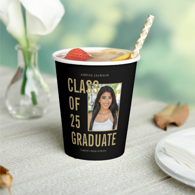 Klasse der 25 Black & Gold Foto Graduation Party Pappbecher (In Situ)