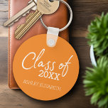 Klasse DER ADD YOUR YEAR Graduation Party Schlüsselanhänger<br><div class="desc">Modernes Design für jeden Absolventen. Fügen Sie 2019,  2020 oder jedes Jahr hinzu,  um dieses elegante und moderne Drehbuch zu personalisieren. Dieses kann für jeden Absolventen - Gymnasium,  Uni,  Graduiertenschule,  Meditationsschule oder sogar Fachschule - genutzt werden.</div>